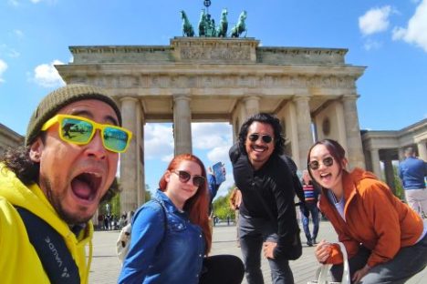 Guide Kai Angelet with tourists in front of the Berlin Brandenburg Gate