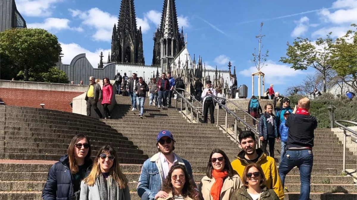 Rude Bastards tourists standing behind the Cologne cathedral