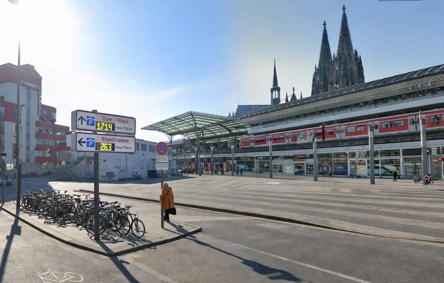 Köln Hauptbahnhof und Kölner Dom im Stadtzentrum – zentraler Ausgangspunkt für Besucher, die in Köln parken und die Altstadt erkunden